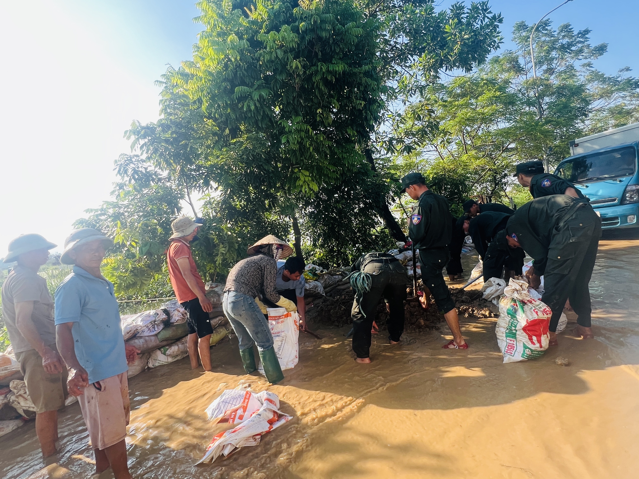 Hà Nội: Người dân xã Đa Phúc gồng mình chống chọi trận lụt lịch sử- Ảnh 14.