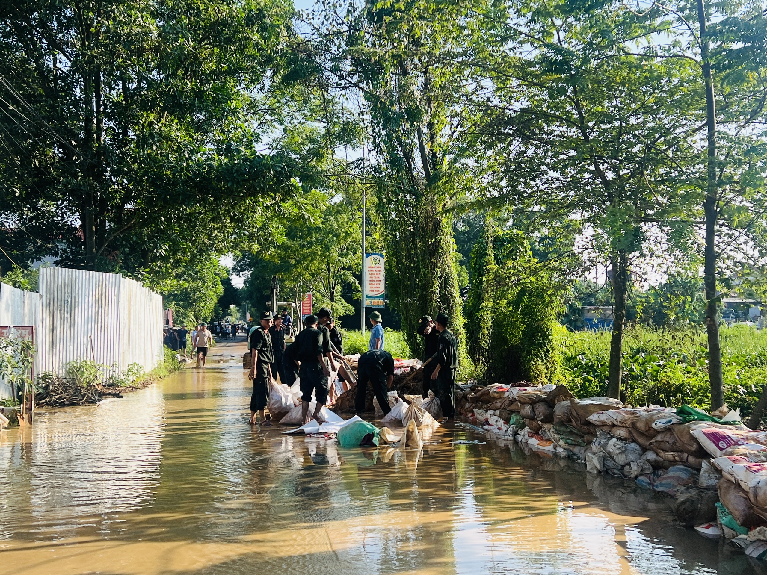 Hà Nội: Người dân xã Đa Phúc gồng mình chống chọi trận lụt lịch sử- Ảnh 11.