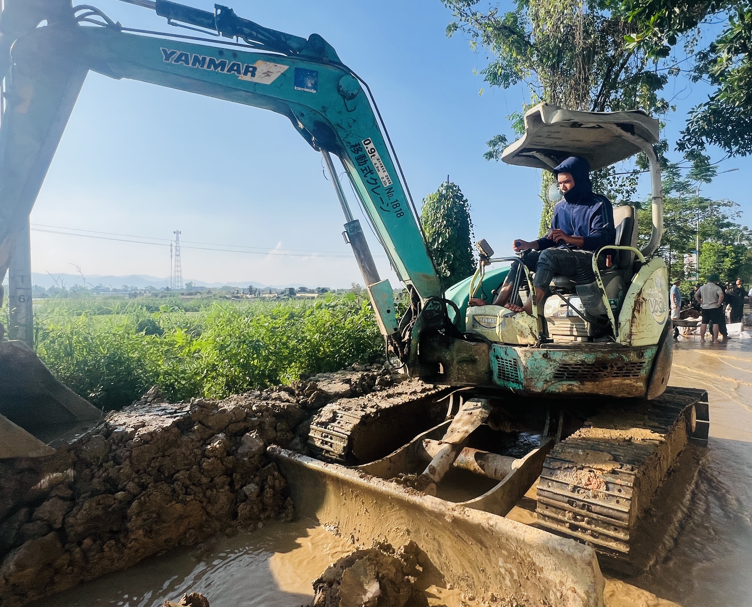 Hà Nội: Người dân xã Đa Phúc gồng mình chống chọi trận lụt lịch sử- Ảnh 12.