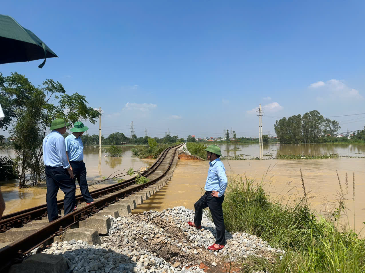 Nền đường sắt bị “xé toang” vì lũ, đường sắt khẩn trương cứu tuyến Hà Nội - Thái Nguyên- Ảnh 1. Nền đường sắt bị “xé toang” vì lũ, đường sắt khẩn trương cứu tuyến Hà Nội - Thái Nguyên- Ảnh 1.