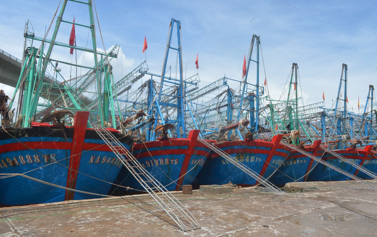 Thiếu nơi neo đậu tàu thuyền tránh trú bão, ngư dân Nghệ An "kêu cứu"- Ảnh 1. Thiếu nơi neo đậu tàu thuyền tránh trú bão, ngư dân Nghệ An "kêu cứu"- Ảnh 1.