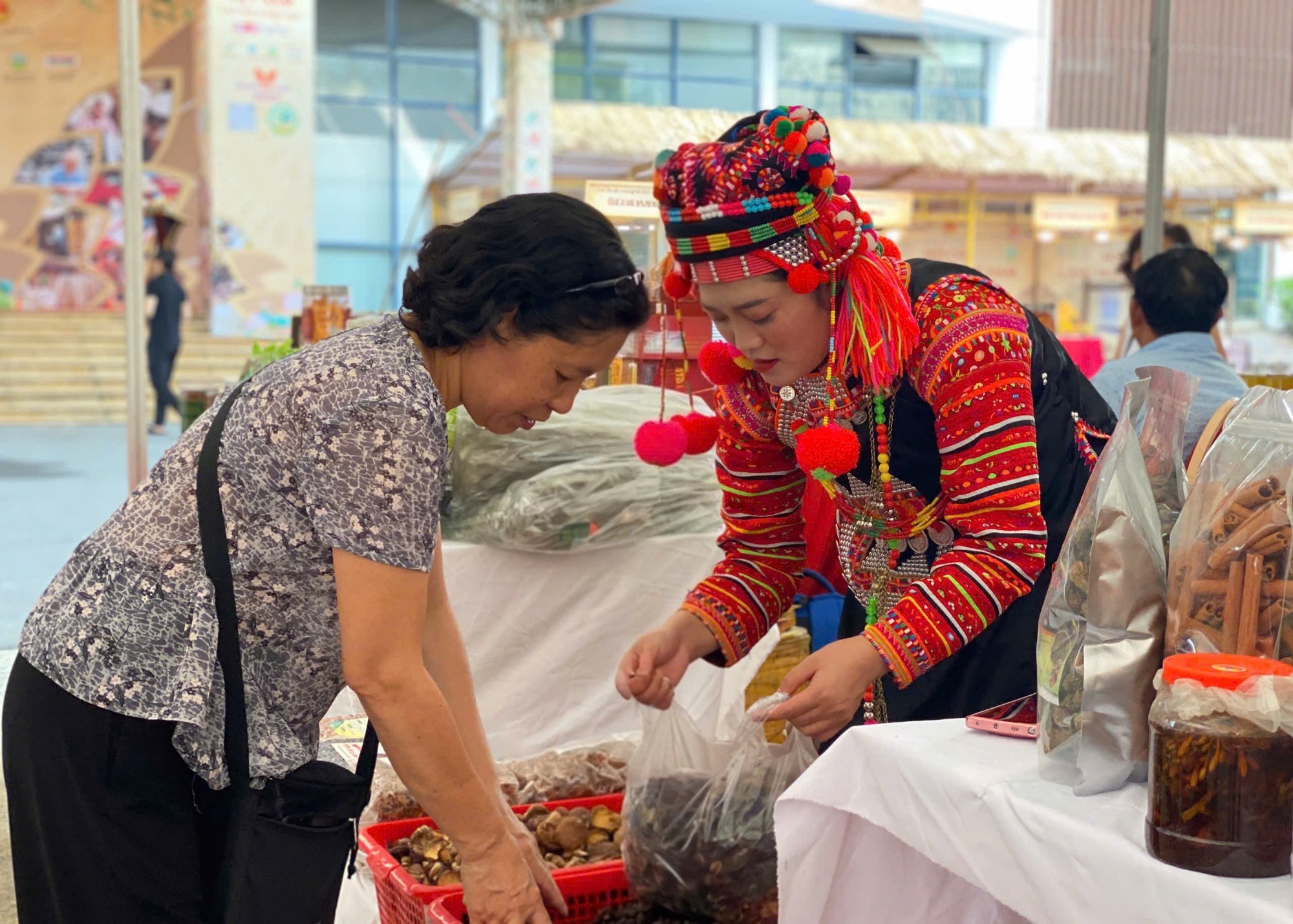 Hội chợ nông sản - cánh tay nối dài đưa sản phẩm OCOP tới người tiêu dùng- Ảnh 1. Hội chợ nông sản - cánh tay nối dài đưa sản phẩm OCOP tới người tiêu dùng- Ảnh 1.
