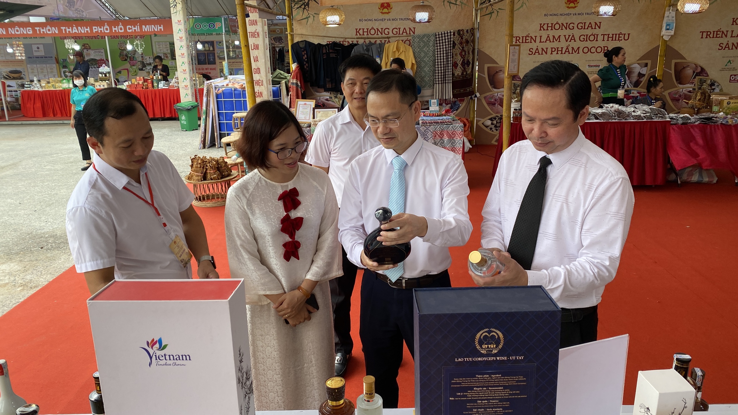 Hội chợ nông sản - cánh tay nối dài đưa sản phẩm OCOP tới người tiêu dùng- Ảnh 4. Hội chợ nông sản - cánh tay nối dài đưa sản phẩm OCOP tới người tiêu dùng- Ảnh 4.