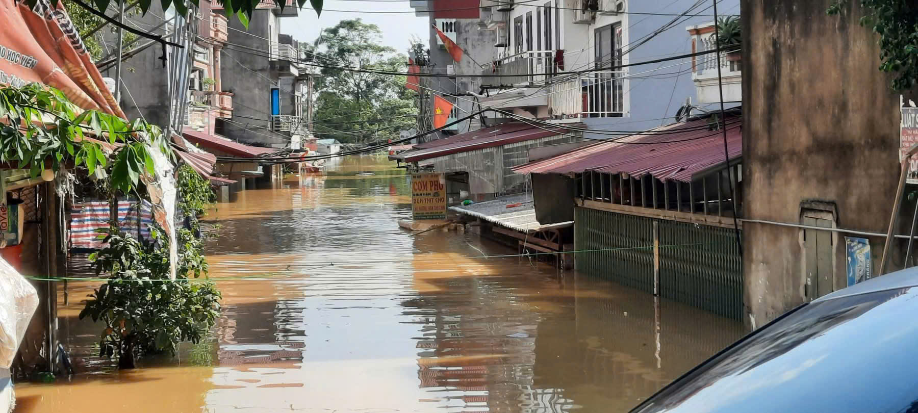 Hà Nội: Người dân vùng ven vật lộn với nước lũ dâng cao, chờ cứu trợ- Ảnh 3. Hà Nội: Người dân vùng ven vật lộn với nước lũ dâng cao, chờ cứu trợ- Ảnh 3.