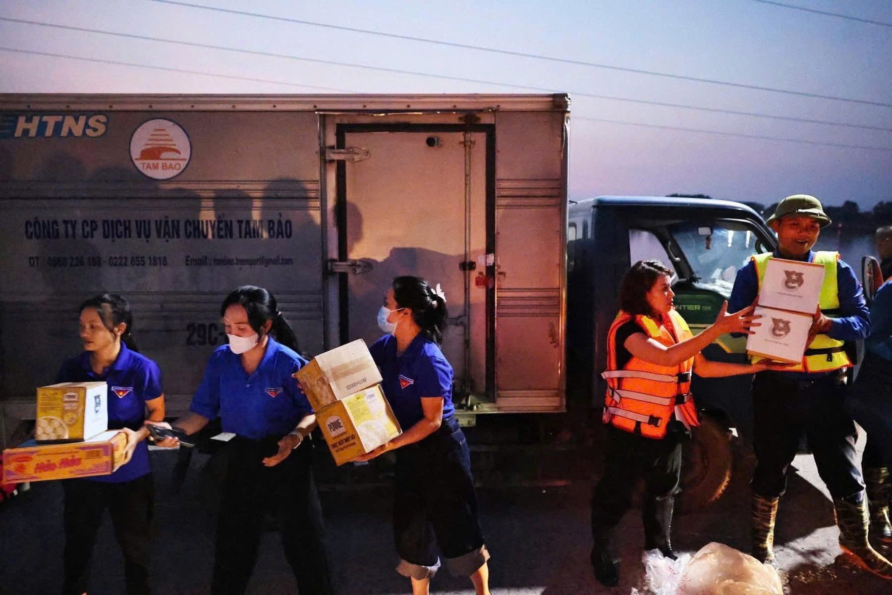 Hà Nội: Người dân vùng ven vật lộn với nước lũ dâng cao, chờ cứu trợ- Ảnh 17. Hà Nội: Người dân vùng ven vật lộn với nước lũ dâng cao, chờ cứu trợ- Ảnh 17.