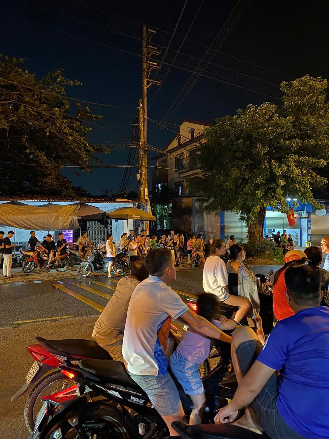 Hà Nội: Người dân vùng ven vật lộn với nước lũ dâng cao, chờ cứu trợ- Ảnh 11. Hà Nội: Người dân vùng ven vật lộn với nước lũ dâng cao, chờ cứu trợ- Ảnh 11.