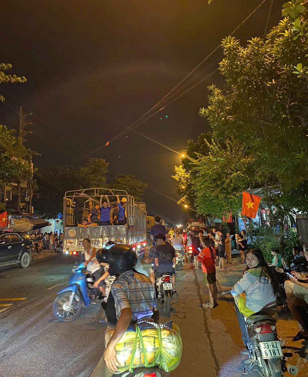 Hà Nội: Người dân vùng ven vật lộn với nước lũ dâng cao, chờ cứu trợ- Ảnh 12. Hà Nội: Người dân vùng ven vật lộn với nước lũ dâng cao, chờ cứu trợ- Ảnh 12.