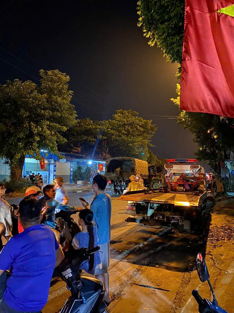Hà Nội: Người dân vùng ven vật lộn với nước lũ dâng cao, chờ cứu trợ- Ảnh 13. Hà Nội: Người dân vùng ven vật lộn với nước lũ dâng cao, chờ cứu trợ- Ảnh 13.