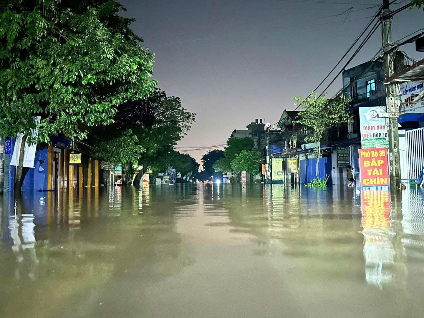 Hà Nội: Người dân vùng ven vật lộn với nước lũ dâng cao, chờ cứu trợ- Ảnh 8. Hà Nội: Người dân vùng ven vật lộn với nước lũ dâng cao, chờ cứu trợ- Ảnh 8.