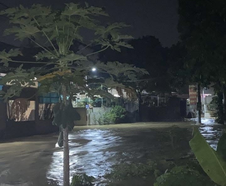 Hà Nội: Người dân vùng ven vật lộn với nước lũ dâng cao, chờ cứu trợ- Ảnh 9. Hà Nội: Người dân vùng ven vật lộn với nước lũ dâng cao, chờ cứu trợ- Ảnh 9.