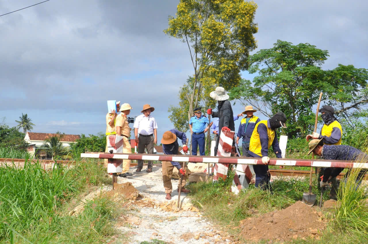 Gia Lai: Bảo đảm an toàn tại các lối đi tự mở băng qua đường sắt- Ảnh 4. Gia Lai: Bảo đảm an toàn tại các lối đi tự mở băng qua đường sắt- Ảnh 4.