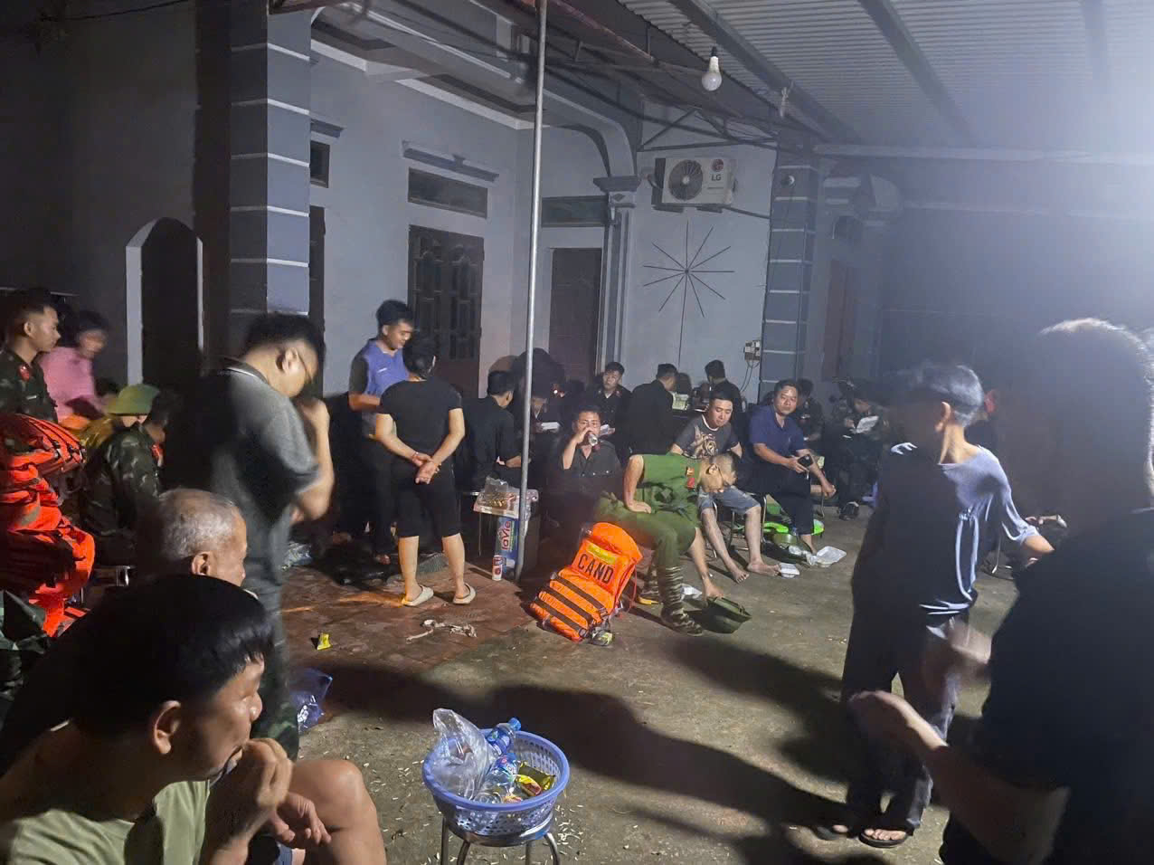Hà Nội: Người dân vùng ven vật lộn với nước lũ dâng cao, chờ cứu trợ- Ảnh 10. Hà Nội: Người dân vùng ven vật lộn với nước lũ dâng cao, chờ cứu trợ- Ảnh 10.