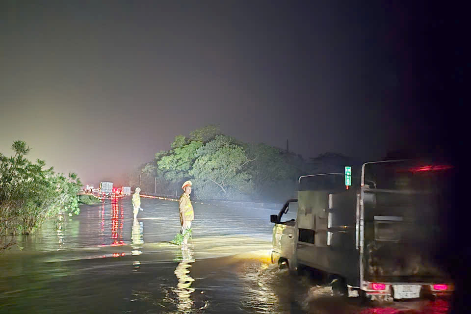 Nước lũ tràn lên cao tốc, quốc lộ 3, CSGT khuyến cáo lộ trình an toàn Thái Nguyên - Hà Nội- Ảnh 1. Nước lũ tràn lên cao tốc, quốc lộ 3, CSGT khuyến cáo lộ trình an toàn Thái Nguyên - Hà Nội- Ảnh 1.
