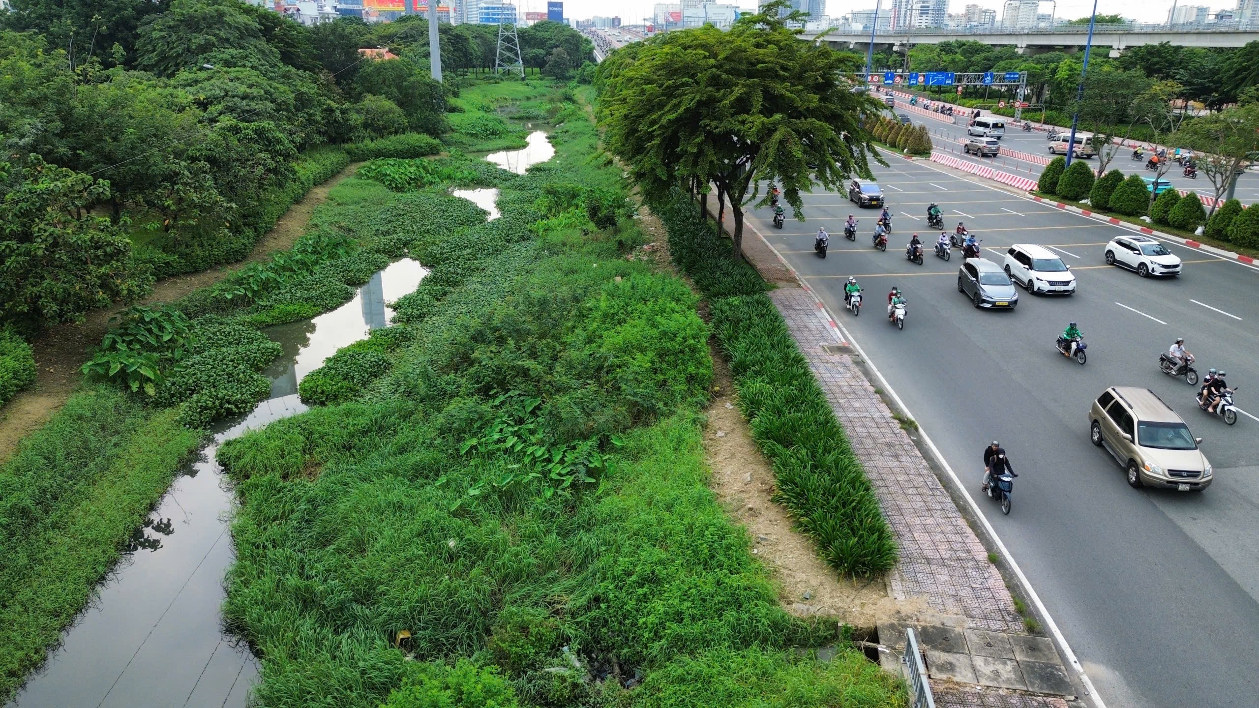TP.HCM khởi công dự án nạo vét rạch Đá Đỏ: Gỡ “nút thắt” thoát nước cho khu Đông- Ảnh 4. TP.HCM khởi công dự án nạo vét rạch Đá Đỏ: Gỡ “nút thắt” thoát nước cho khu Đông- Ảnh 4.