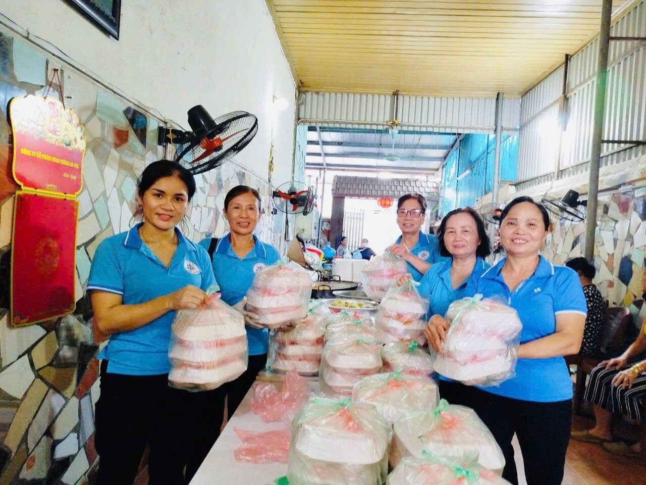 Hà Nội: Người dân vùng ven vật lộn với nước lũ dâng cao, chờ cứu trợ- Ảnh 19. Hà Nội: Người dân vùng ven vật lộn với nước lũ dâng cao, chờ cứu trợ- Ảnh 19.