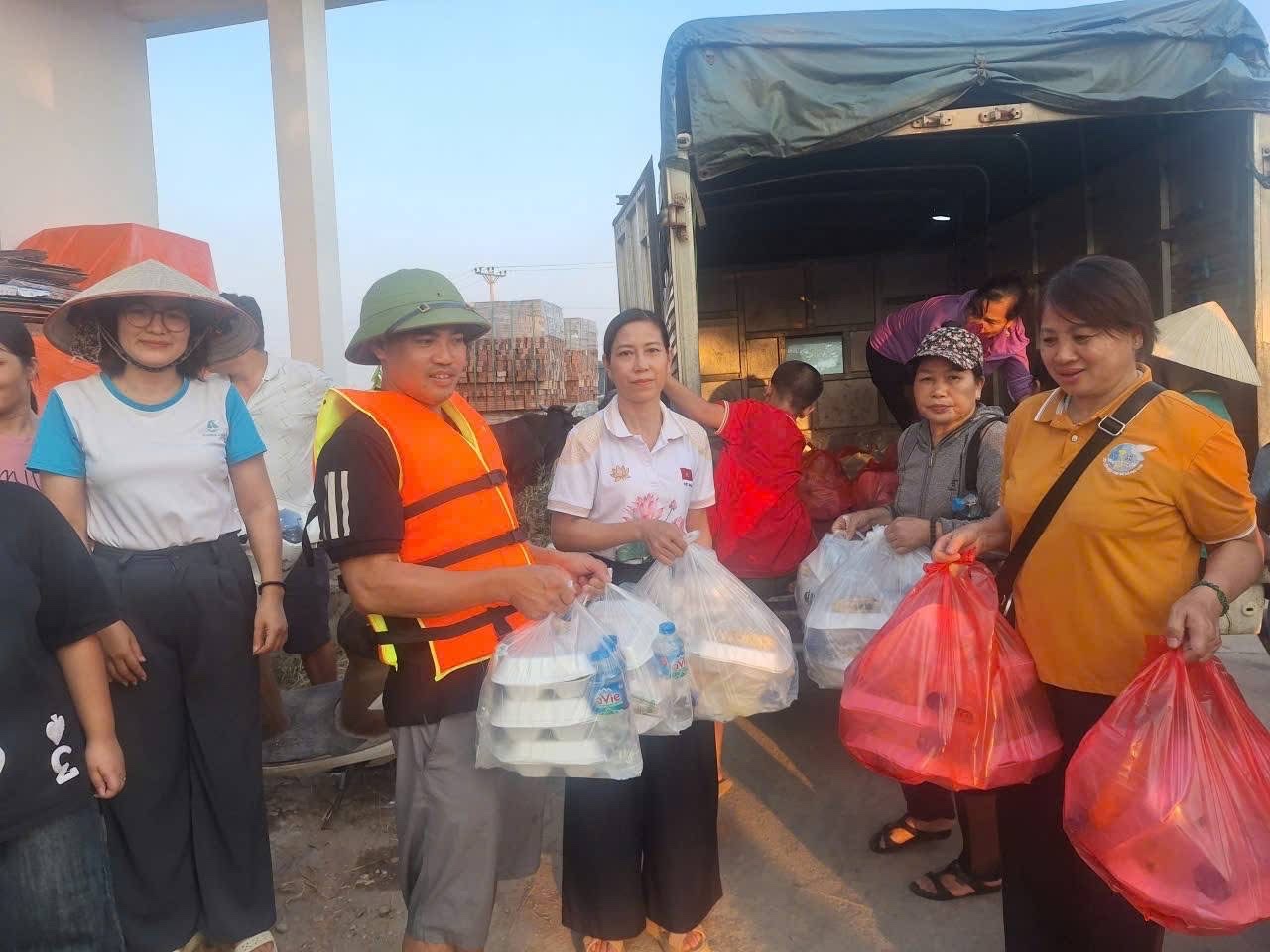 Hà Nội: Người dân vùng ven vật lộn với nước lũ dâng cao, chờ cứu trợ- Ảnh 20. Hà Nội: Người dân vùng ven vật lộn với nước lũ dâng cao, chờ cứu trợ- Ảnh 20.