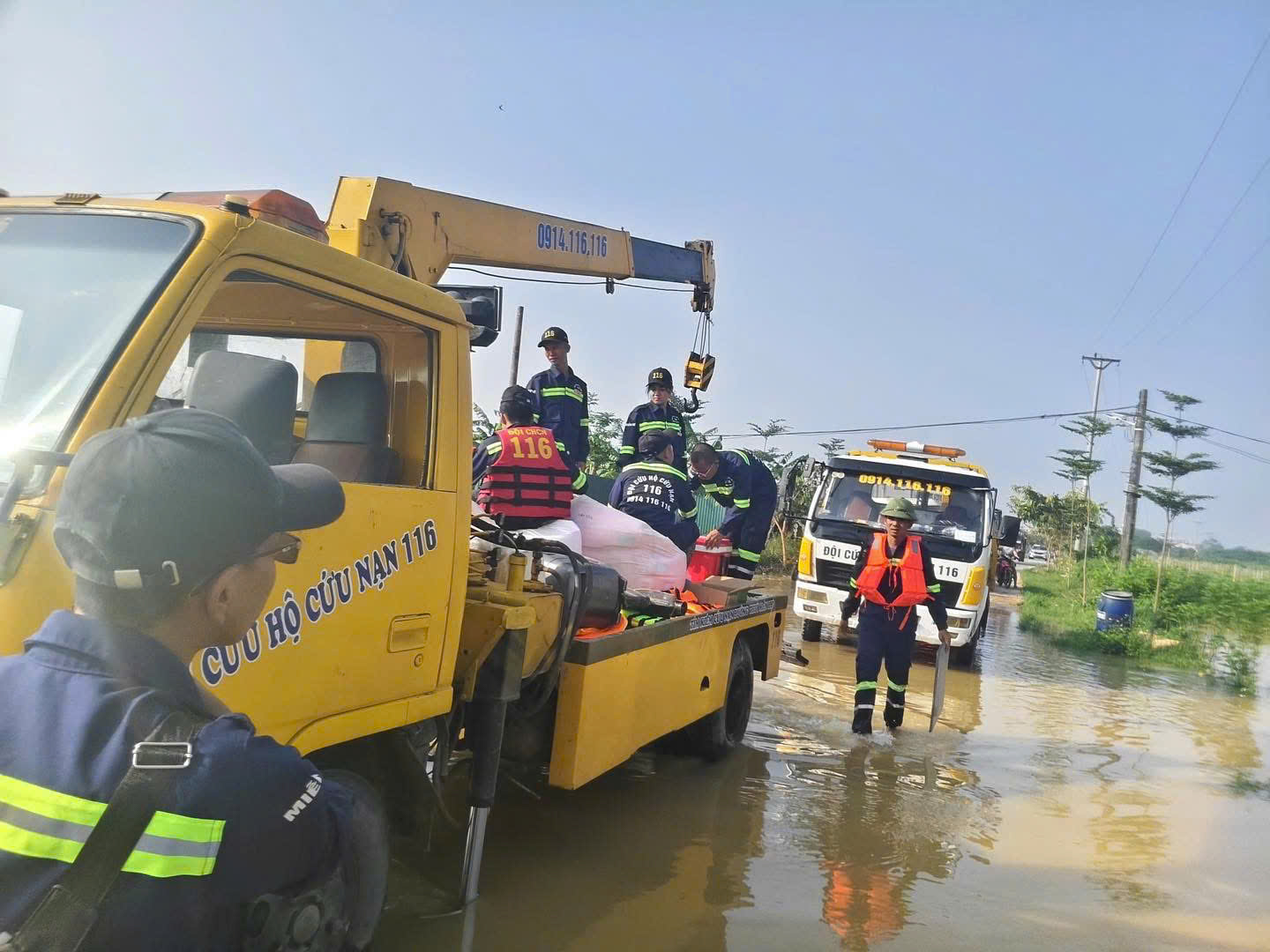 Hà Nội: Người dân vùng ven vật lộn với nước lũ dâng cao, chờ cứu trợ- Ảnh 21. Hà Nội: Người dân vùng ven vật lộn với nước lũ dâng cao, chờ cứu trợ- Ảnh 21.