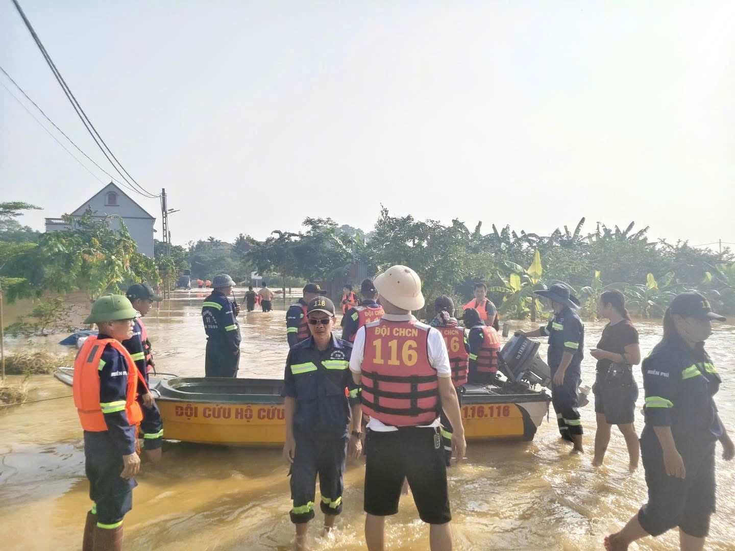 Hà Nội: Người dân vùng ven vật lộn với nước lũ dâng cao, chờ cứu trợ- Ảnh 22. Hà Nội: Người dân vùng ven vật lộn với nước lũ dâng cao, chờ cứu trợ- Ảnh 22.