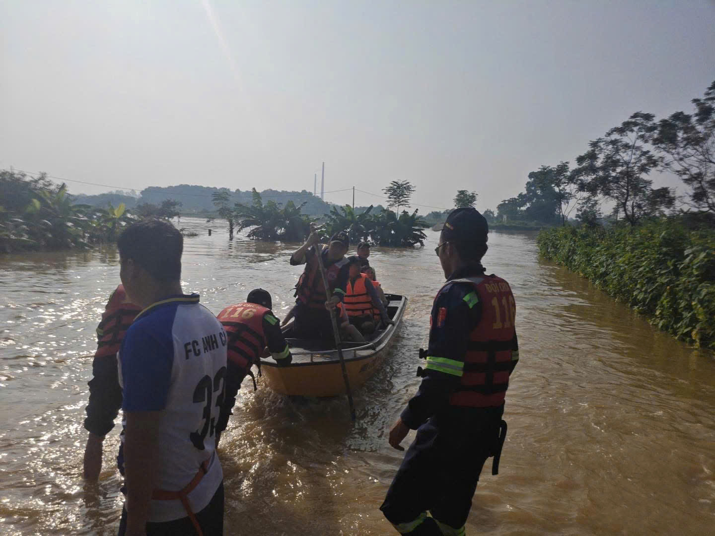 Hà Nội: Người dân vùng ven vật lộn với nước lũ dâng cao, chờ cứu trợ- Ảnh 23. Hà Nội: Người dân vùng ven vật lộn với nước lũ dâng cao, chờ cứu trợ- Ảnh 23.