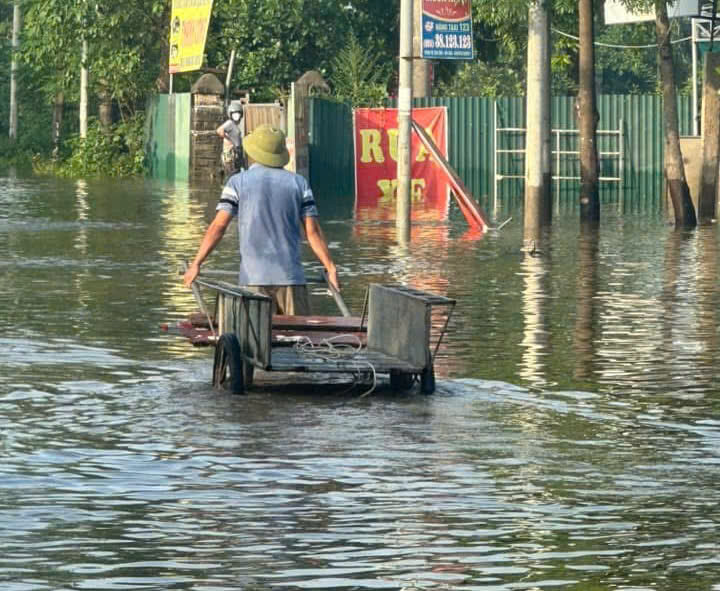 Hà Nội: Người dân vùng ven vật lộn với nước lũ dâng cao, chờ cứu trợ- Ảnh 15. Hà Nội: Người dân vùng ven vật lộn với nước lũ dâng cao, chờ cứu trợ- Ảnh 15.