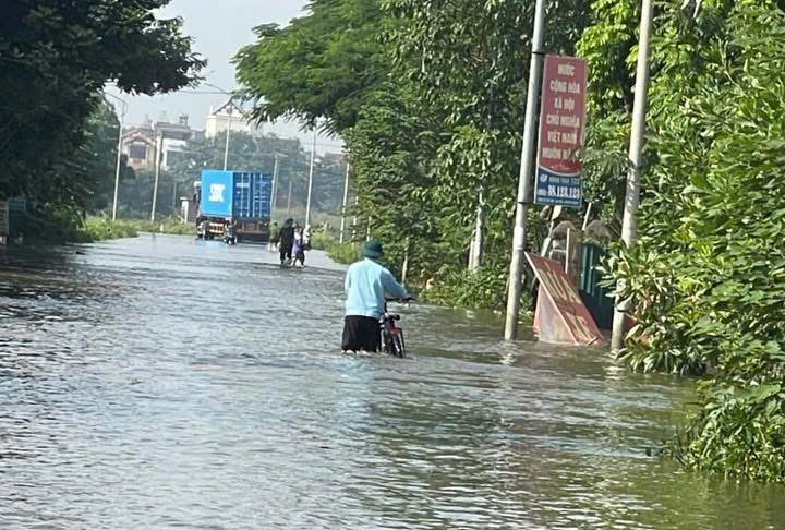 Hà Nội: Người dân vùng ven vật lộn với nước lũ dâng cao, chờ cứu trợ- Ảnh 14. Hà Nội: Người dân vùng ven vật lộn với nước lũ dâng cao, chờ cứu trợ- Ảnh 14.
