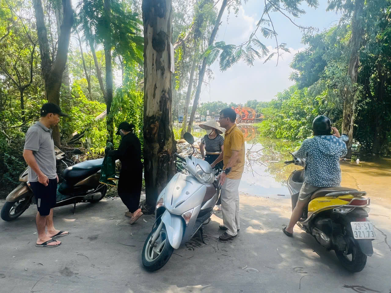 Hà Nội: Cuộc sống đảo lộn vì không điện, không nước sạch của người dân xã Sóc Sơn- Ảnh 6. Hà Nội: Cuộc sống đảo lộn vì không điện, không nước sạch của người dân xã Sóc Sơn- Ảnh 6.