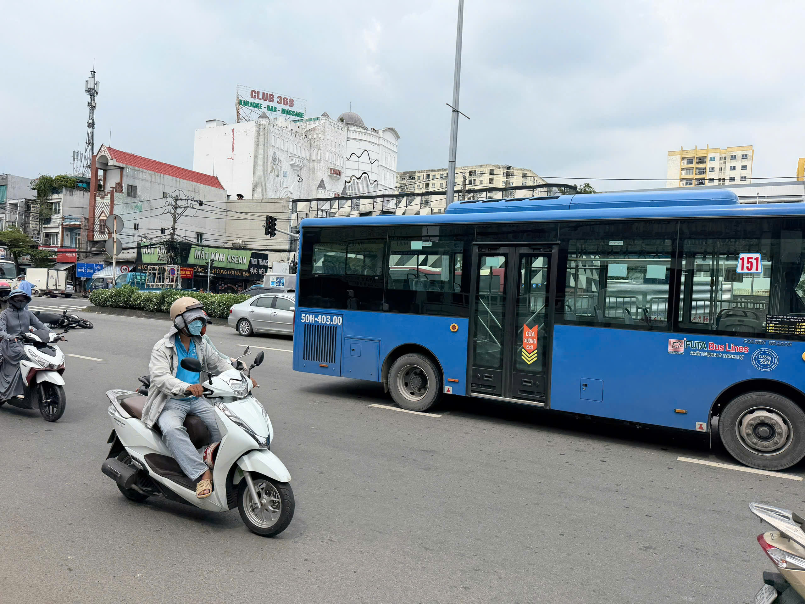 TP.HCM: Xe máy va chạm xe buýt, nữ sinh tử vong- Ảnh 1. TP.HCM: Xe máy va chạm xe buýt, nữ sinh tử vong- Ảnh 1.