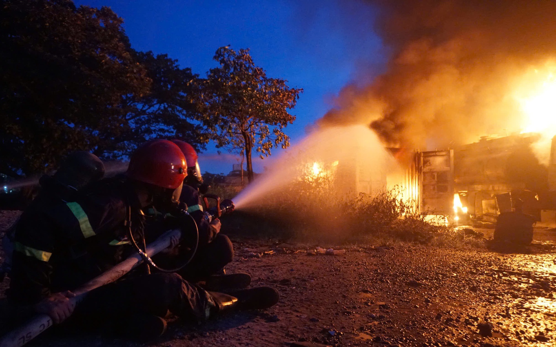 Biển lửa bao trùm hai xe bồn chở xăng ở Đà Nẵng