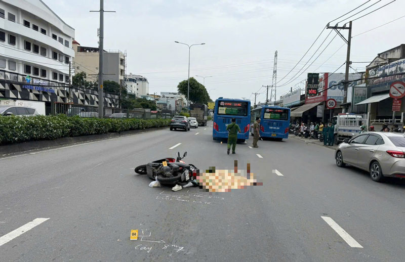 Hiện trường tai nạn khiến nữ sinh viên tử vong tại chỗ. Hiện trường tai nạn khiến nữ sinh viên tử vong tại chỗ.