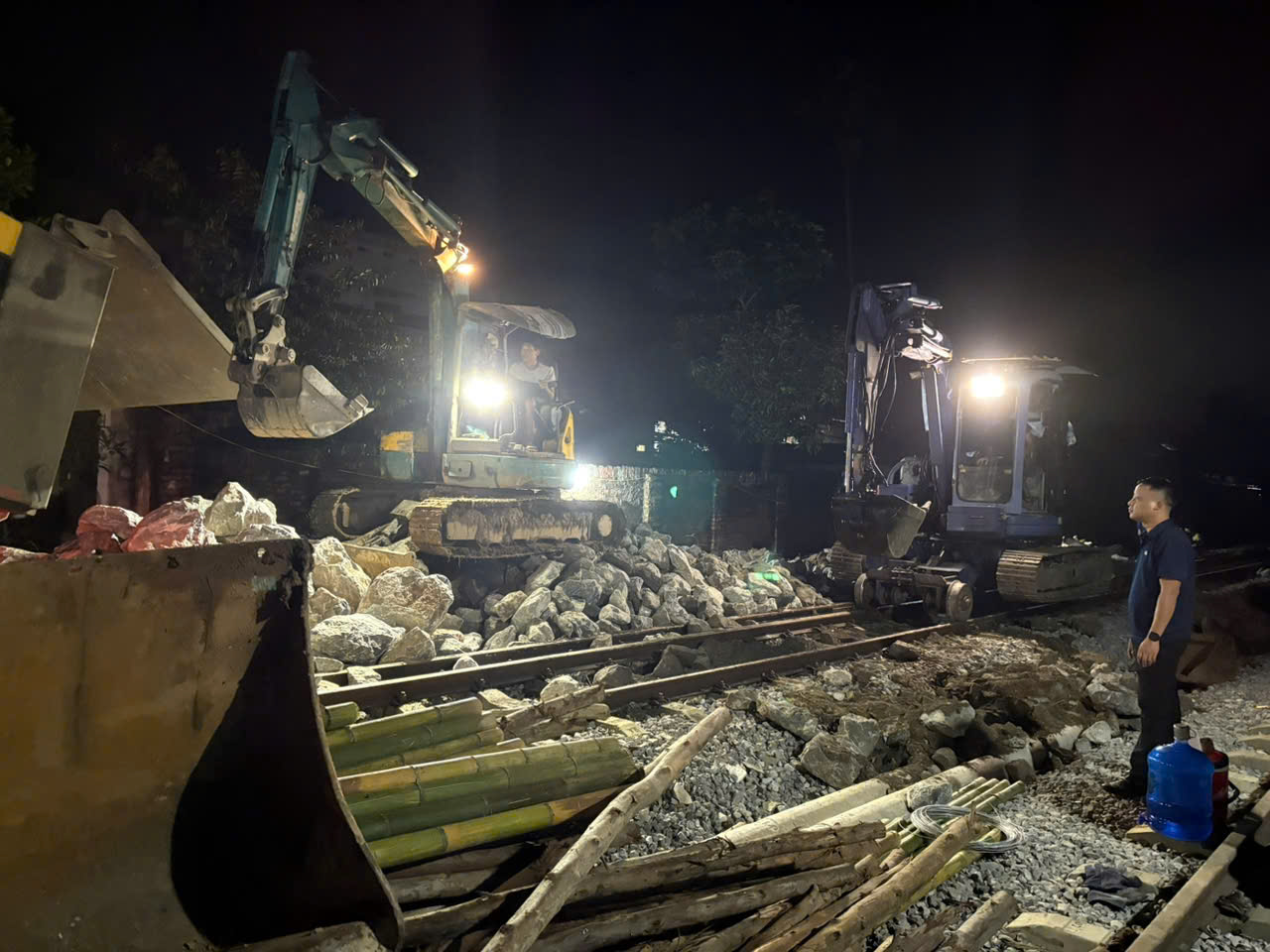 Xuyên đêm “giải cứu” tuyến đường sắt bị lũ cuốn ở Trung Giã- Ảnh 4. Xuyên đêm “giải cứu” tuyến đường sắt bị lũ cuốn ở Trung Giã- Ảnh 4.