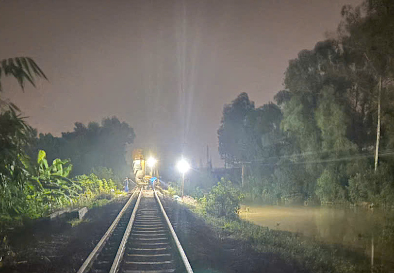 Xuyên đêm “giải cứu” tuyến đường sắt bị lũ cuốn ở Trung Giã- Ảnh 6. Xuyên đêm “giải cứu” tuyến đường sắt bị lũ cuốn ở Trung Giã- Ảnh 6.