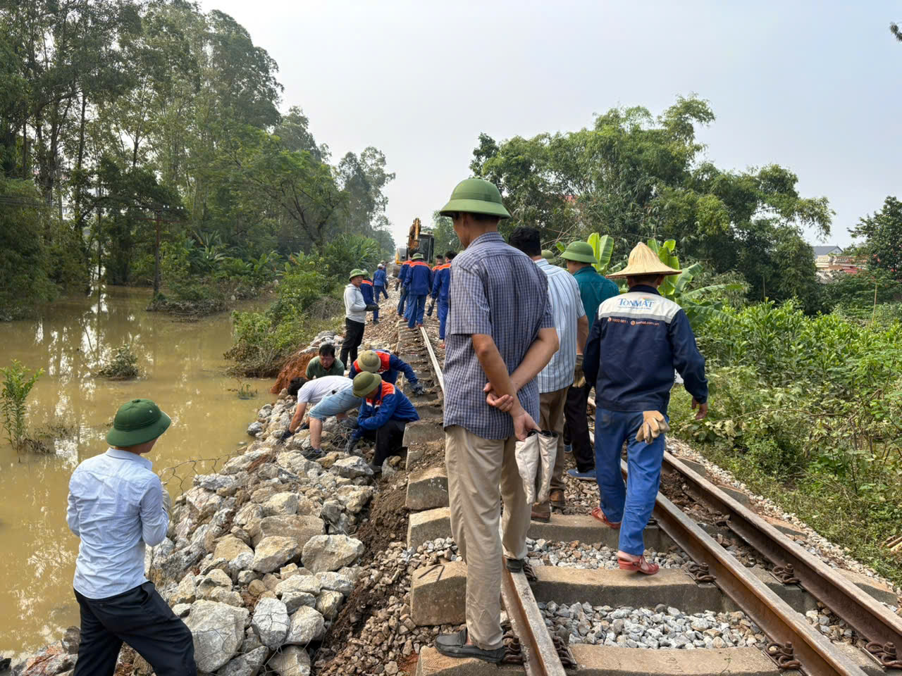Xuyên đêm “giải cứu” tuyến đường sắt bị lũ cuốn ở Trung Giã- Ảnh 7. Xuyên đêm “giải cứu” tuyến đường sắt bị lũ cuốn ở Trung Giã- Ảnh 7.
