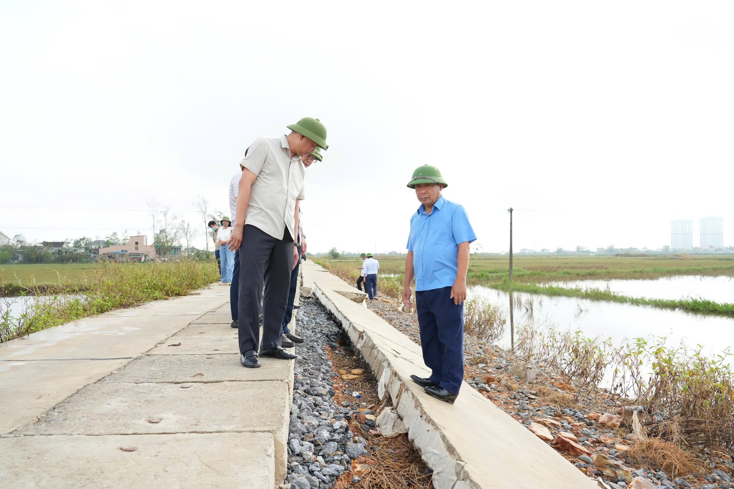 Nghệ An: Nhiều công trình đê kè, hồ đập thủy lợi hư hại nặng sau bão số 10- Ảnh 8.