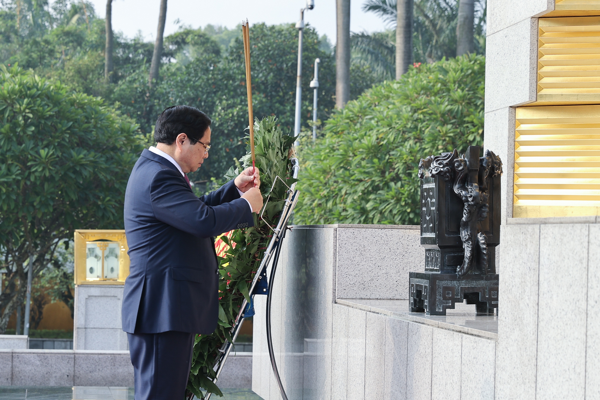 Đoàn đại biểu dự Đại hội Đảng bộ Chính phủ vào Lăng viếng Chủ tịch Hồ Chí Minh- Ảnh 3.