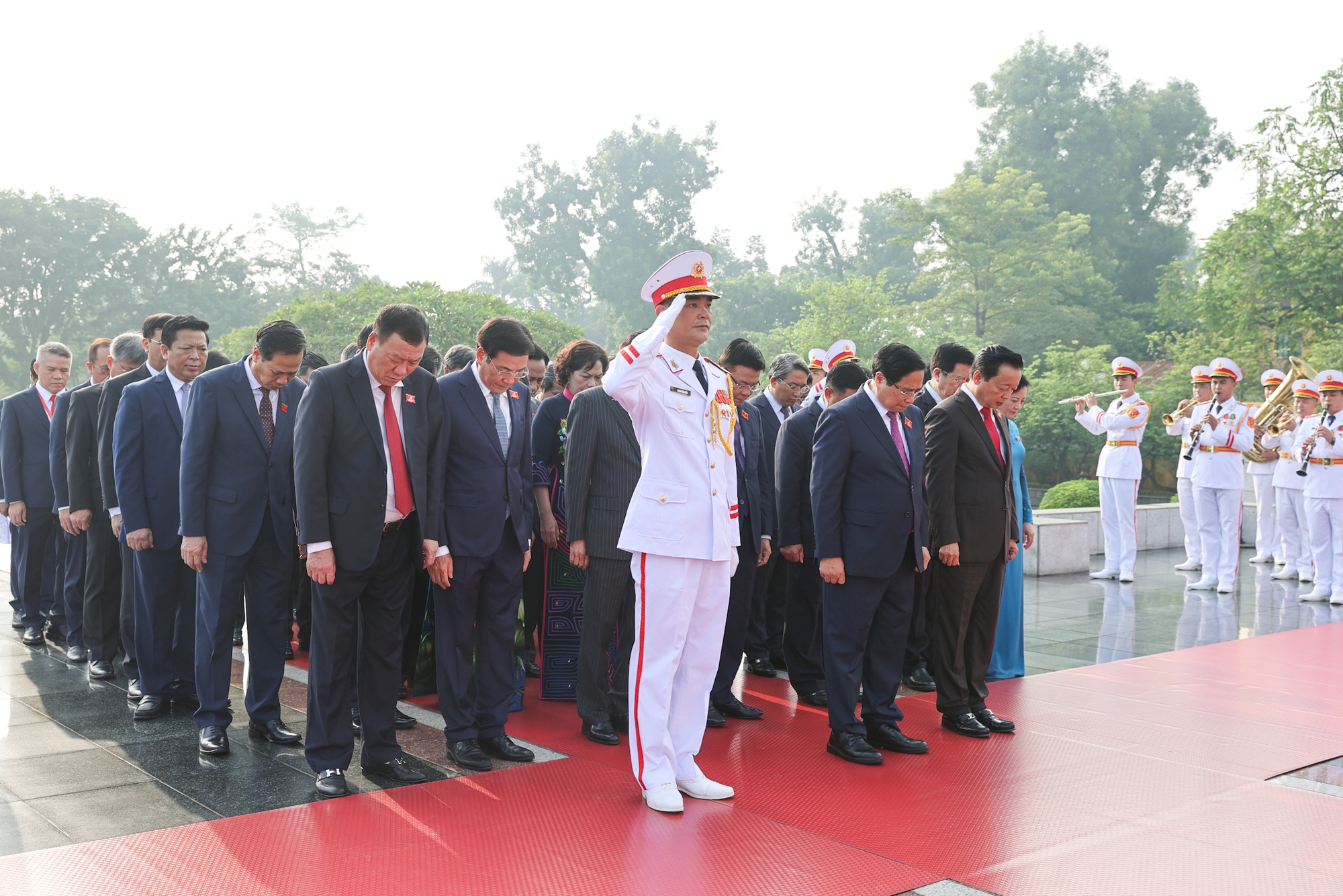 Đoàn đại biểu dự Đại hội Đảng bộ Chính phủ vào Lăng viếng Chủ tịch Hồ Chí Minh- Ảnh 4.