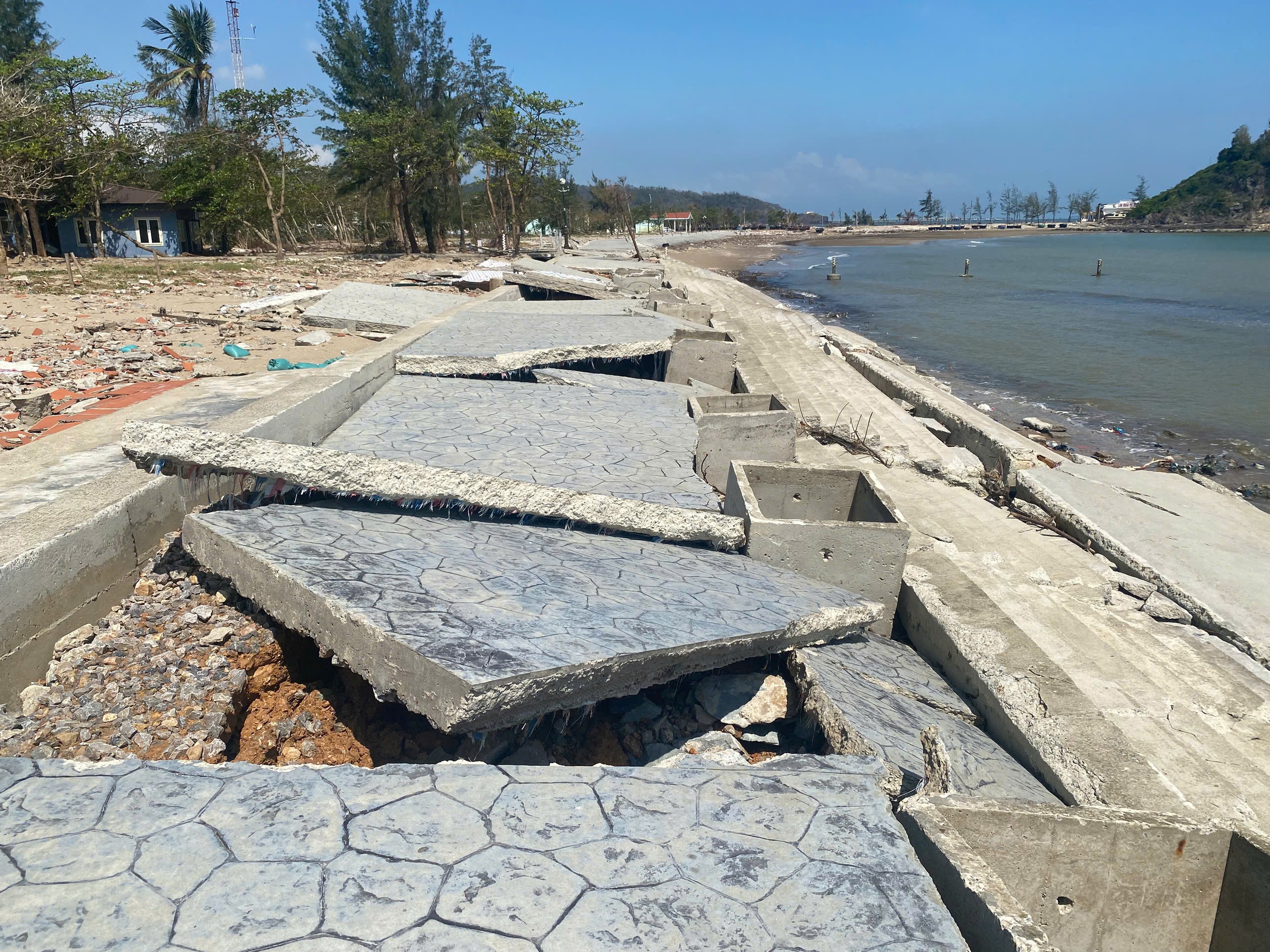 Nghệ An: Nhiều công trình đê kè, hồ đập thủy lợi hư hại nặng sau bão số 10- Ảnh 3.