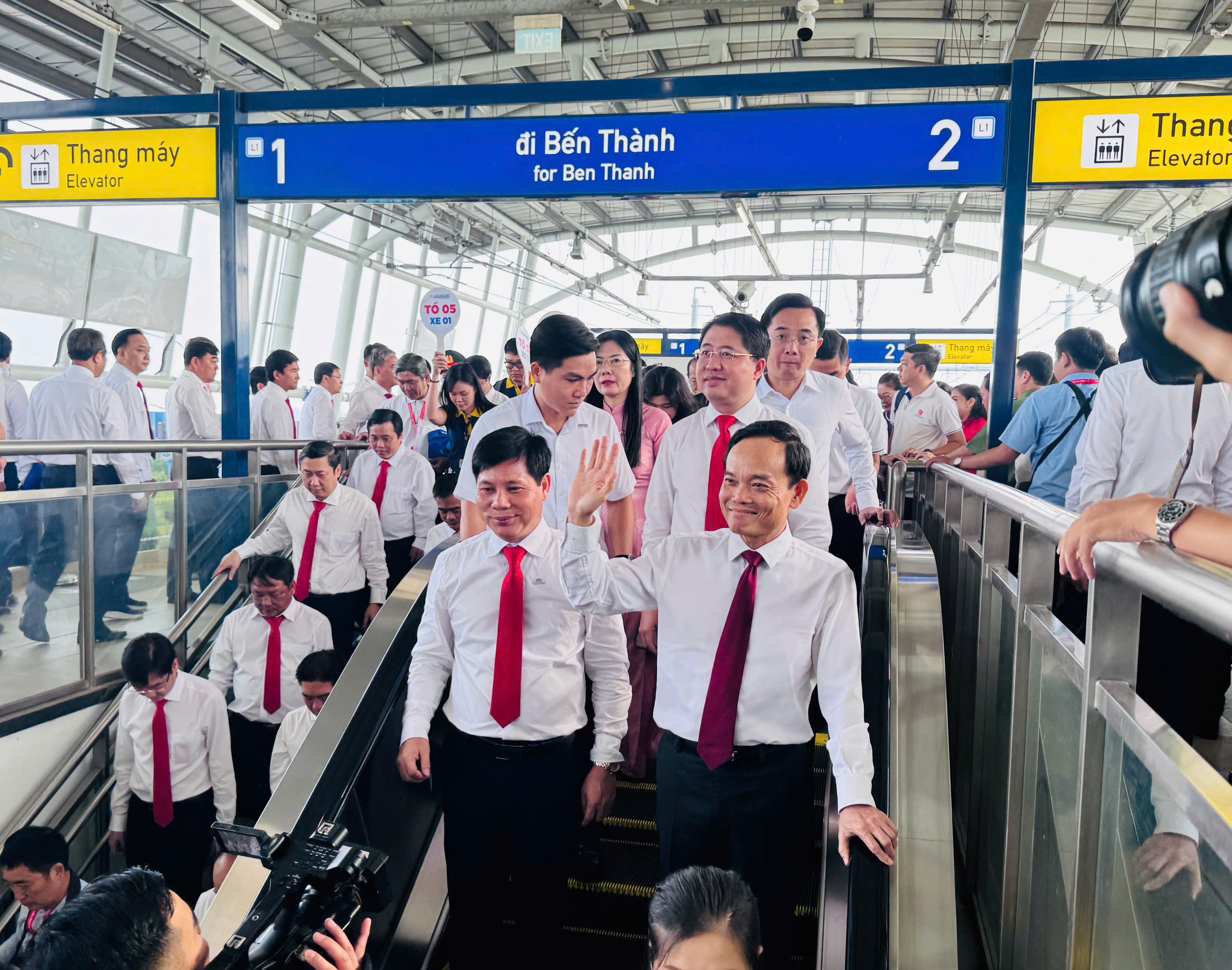 Bí thư Thành ủy TP.HCM tham quan tuyến metro số 1- Ảnh 1.