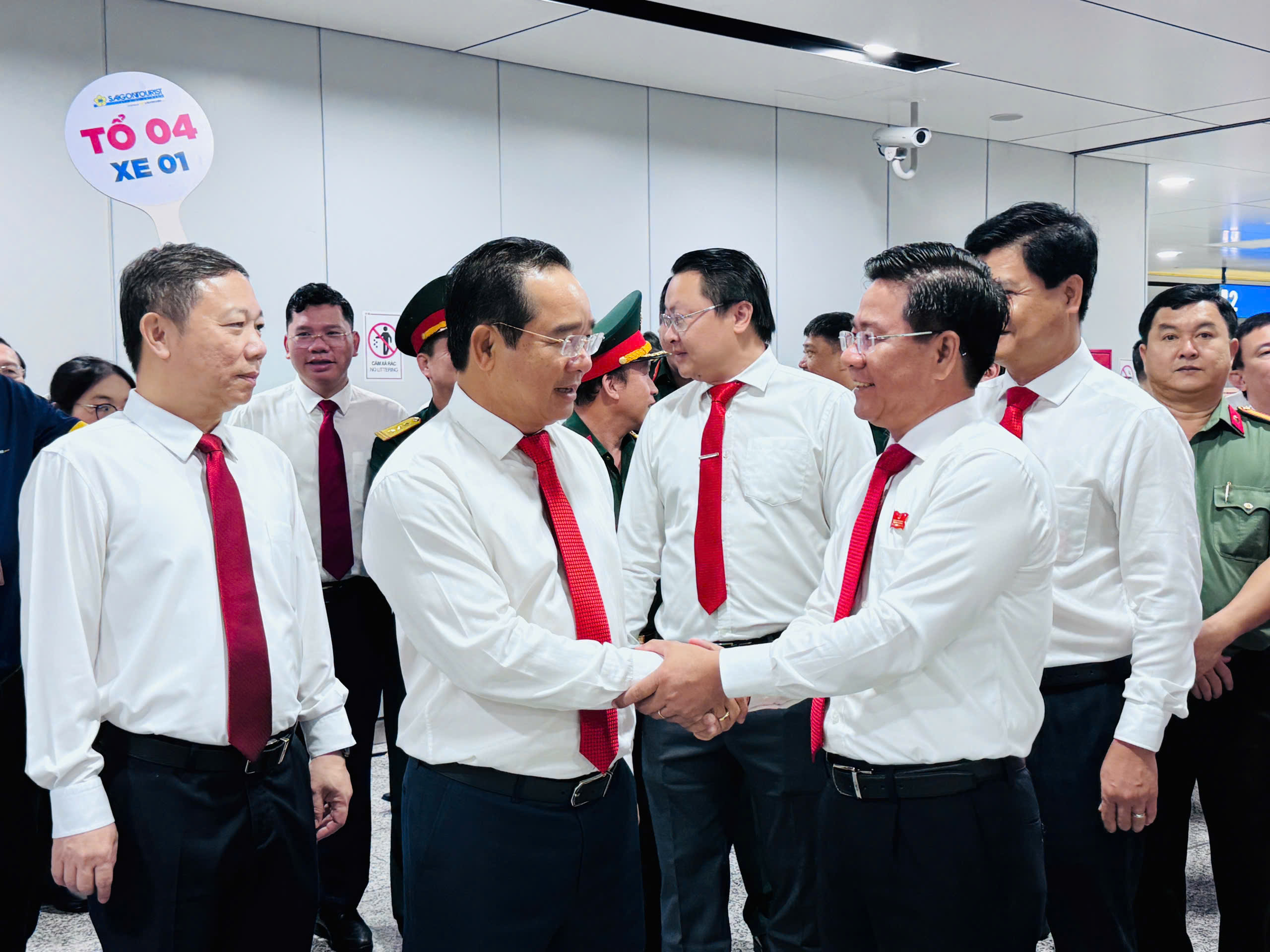 Bí thư Thành ủy TP.HCM tham quan tuyến metro số 1- Ảnh 2.