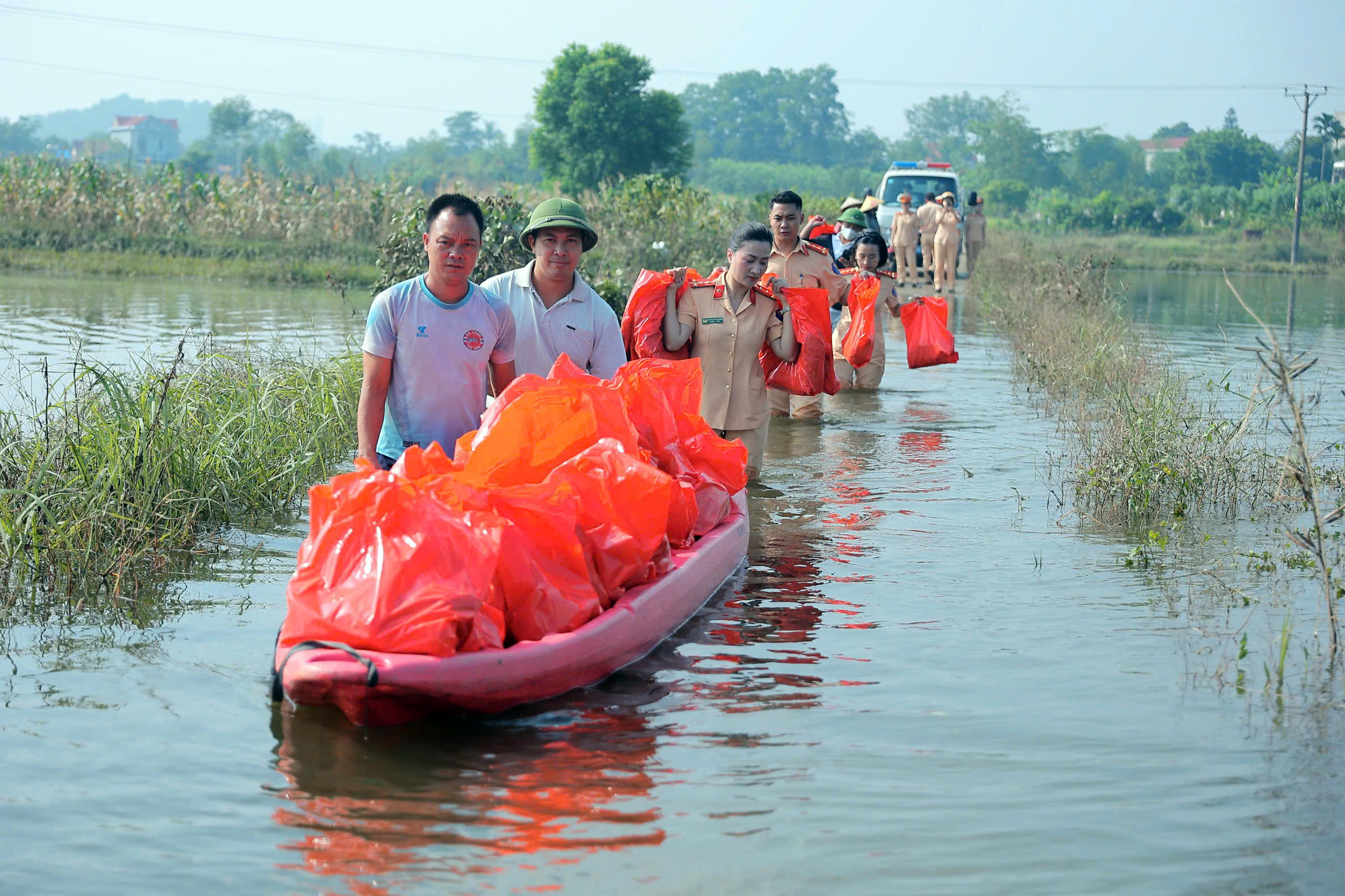 CSGT Hà Nội lội nước dọn nhà, tiếp tế lương thực cho người dân vùng ngập- Ảnh 1.