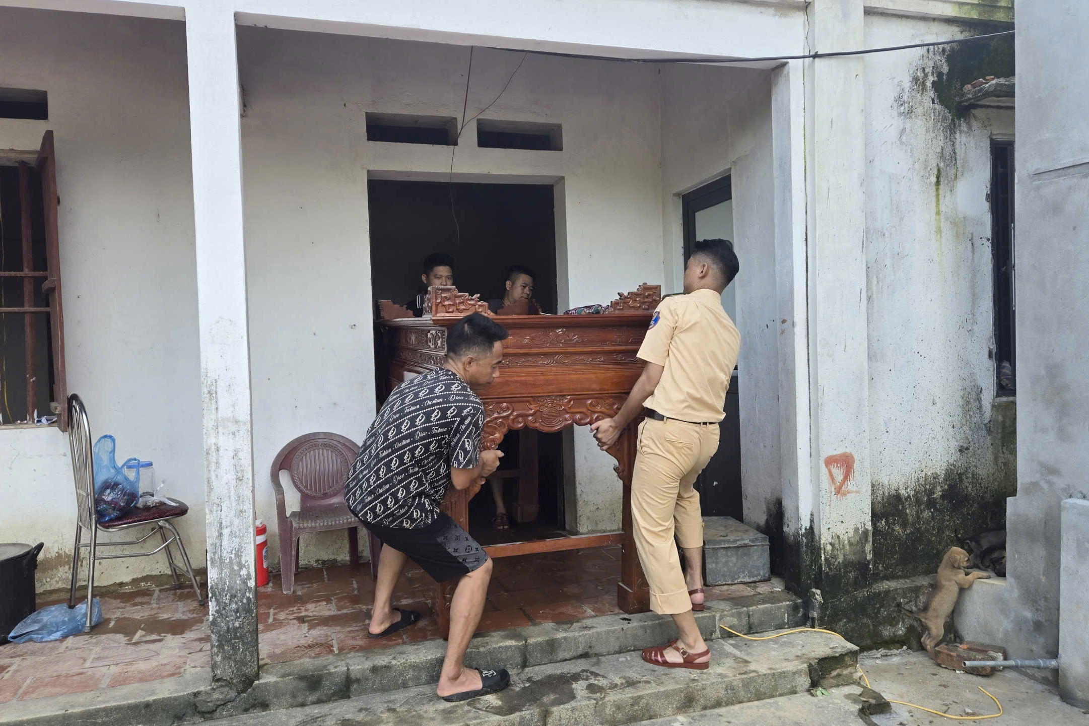 CSGT Hà Nội lội nước dọn nhà, tiếp tế lương thực cho người dân vùng ngập- Ảnh 7.