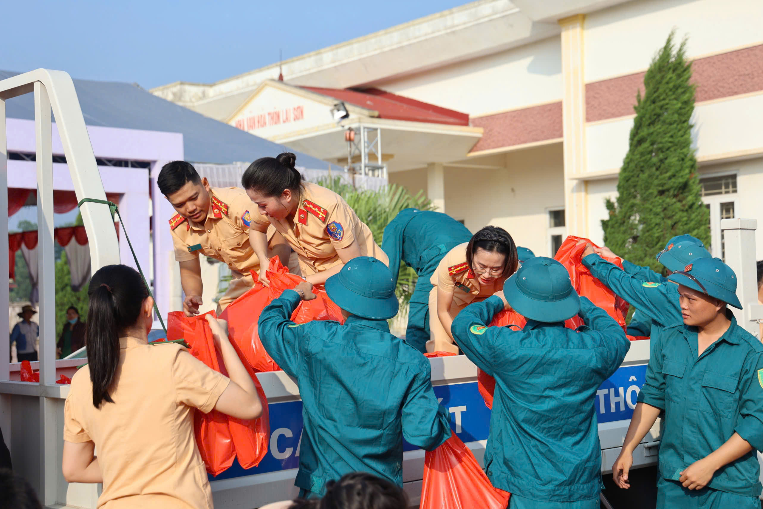 CSGT Hà Nội lội nước dọn nhà, tiếp tế lương thực cho người dân vùng ngập- Ảnh 6.