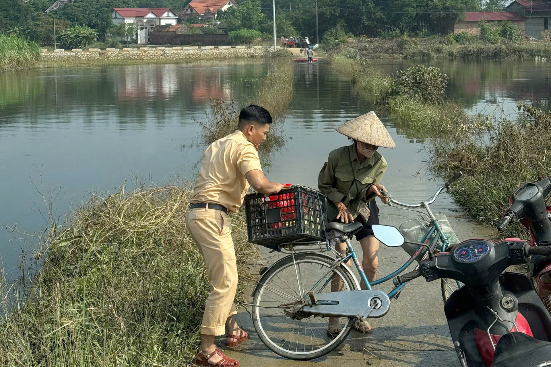 CSGT Hà Nội lội nước dọn nhà, tiếp tế lương thực cho người dân vùng ngập- Ảnh 4.