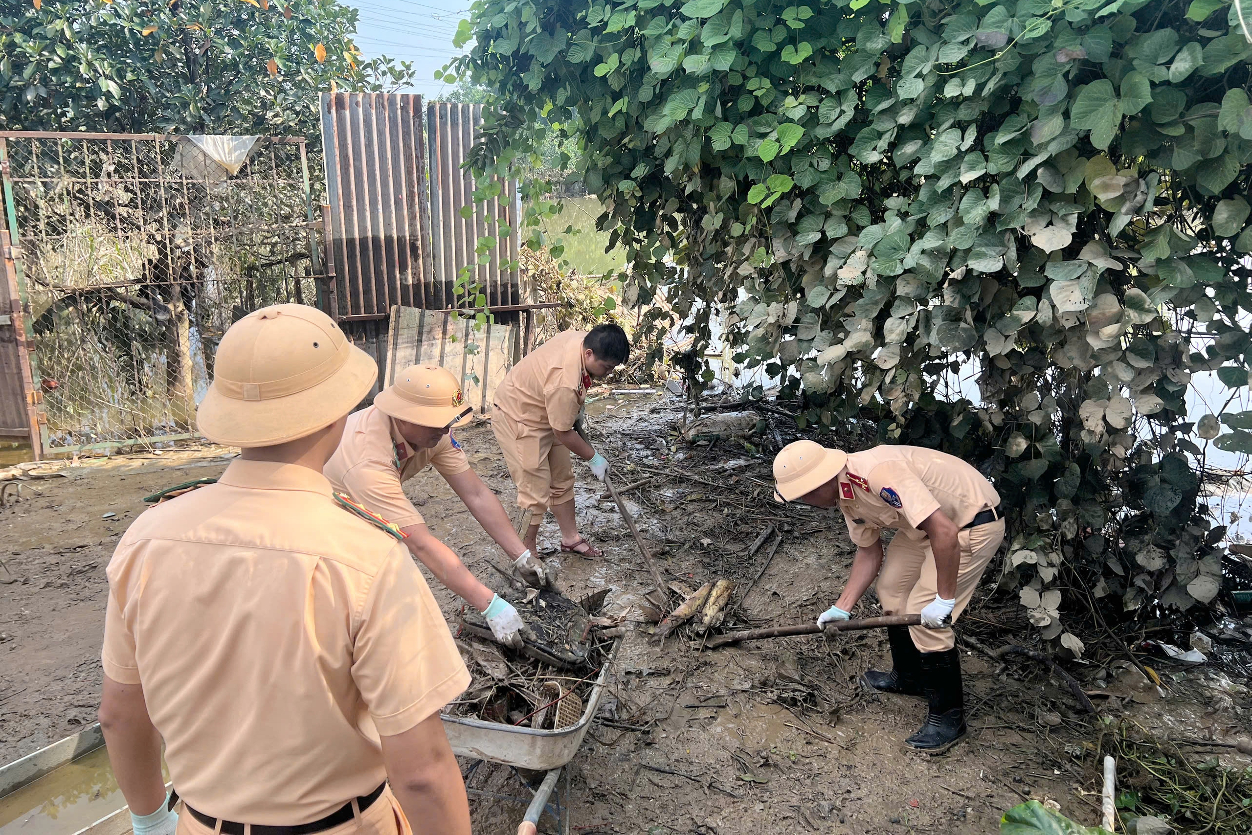 CSGT Hà Nội lội nước dọn nhà, tiếp tế lương thực cho người dân vùng ngập- Ảnh 8.