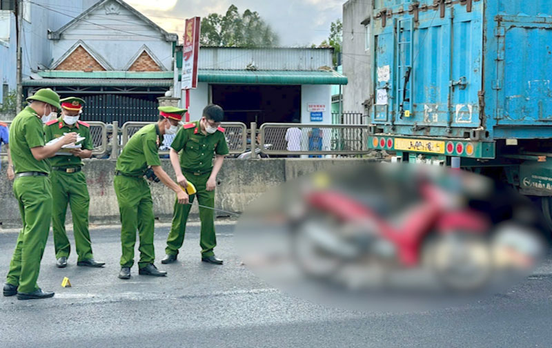 Lực lương chức năng khám nghiệm hiện trường vụ tai nạn - Ảnh: Sơn Mỹ. Lực lương chức năng khám nghiệm hiện trường vụ tai nạn - Ảnh: Sơn Mỹ.