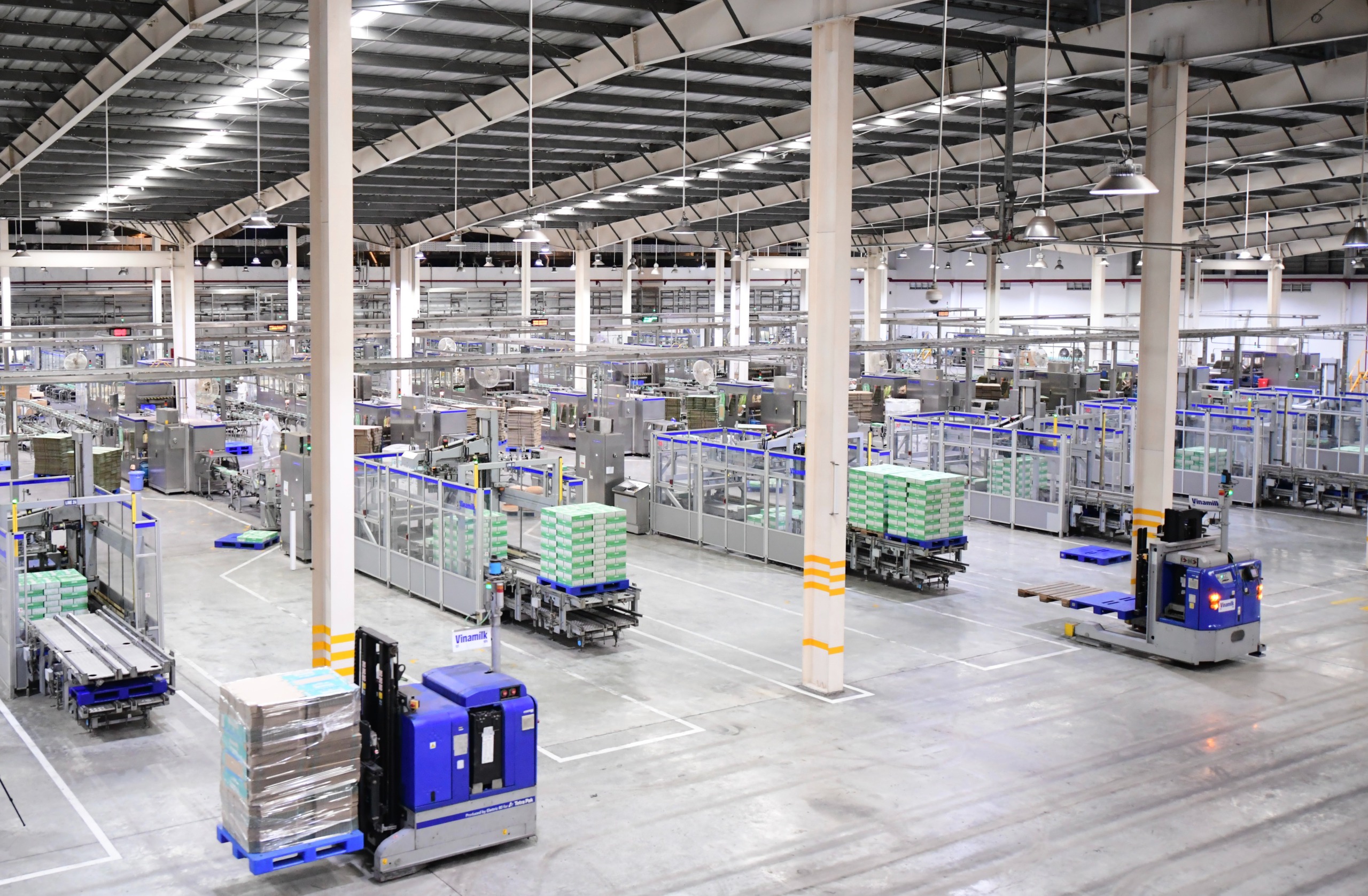 Vinamilk đã khánh thành hai &quot;siêu nhà máy&quot; hiện đại bậc nhất khu vực vào năm 2013 – cột mốc quan trọng đưa ngành sữa Việt Nam vươn tầm thế giới, khẳng định năng lực sản xuất và tiêu chuẩn công nghệ quốc tế.