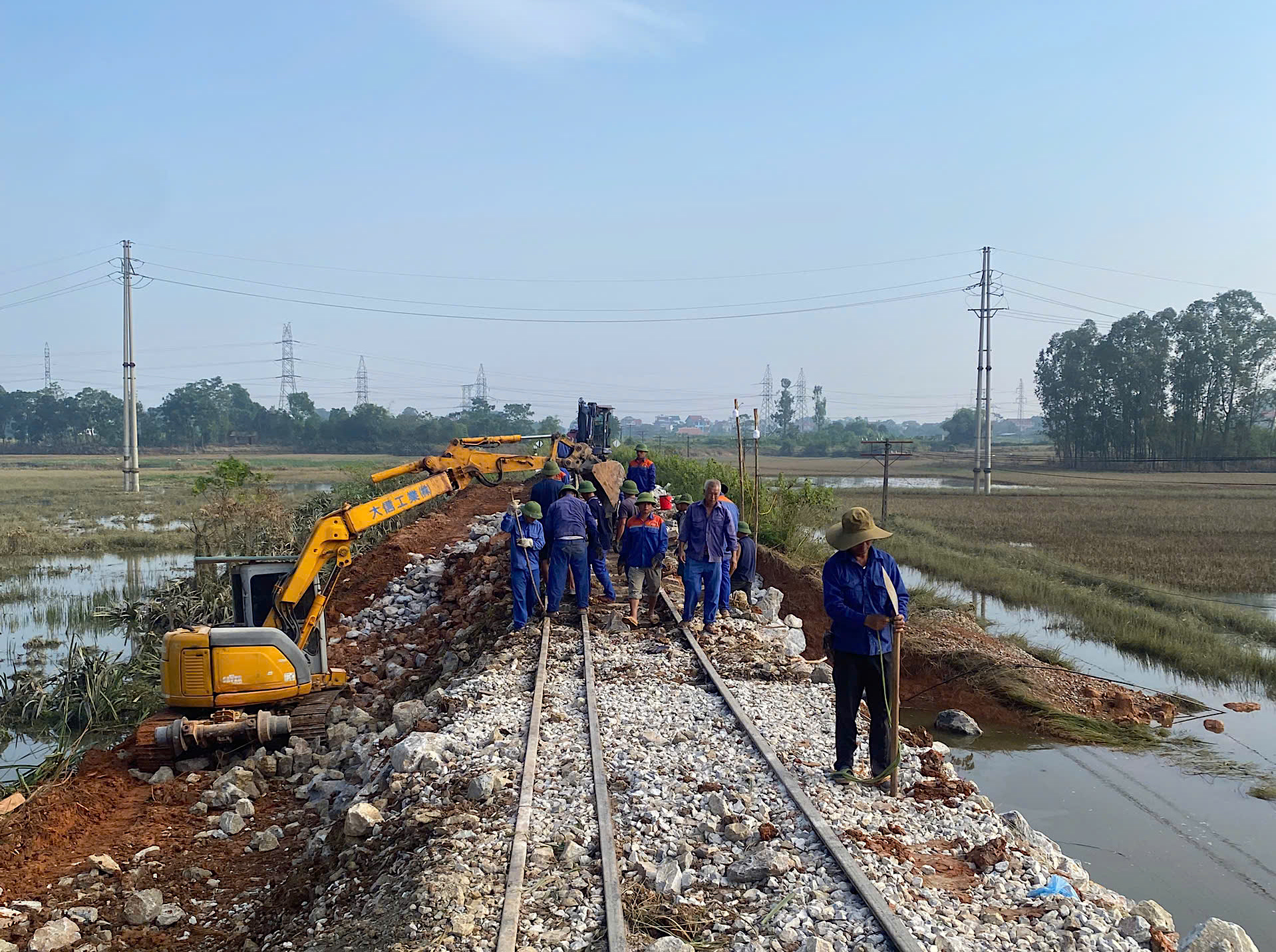 Đã thông tuyến đường sắt Hà Nội - Thái Nguyên sau sự cố sạt lở do mưa lũ- Ảnh 1.