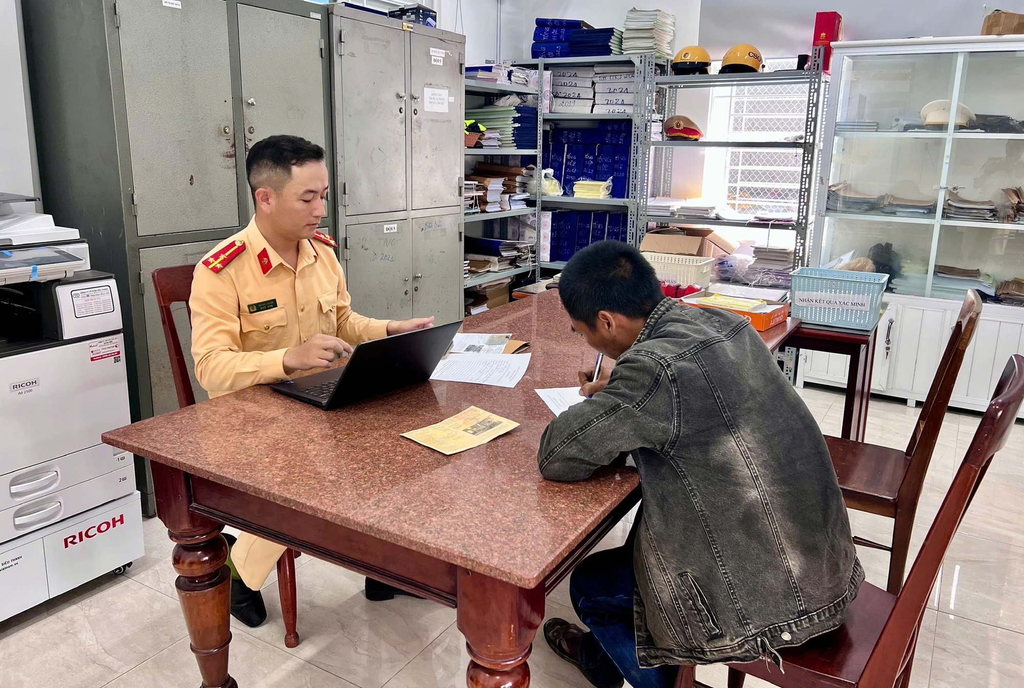 Chở nhiều bi cống khổ lớn không chằng buộc, tài xế bị phạt hàng chục triệu- Ảnh 1.