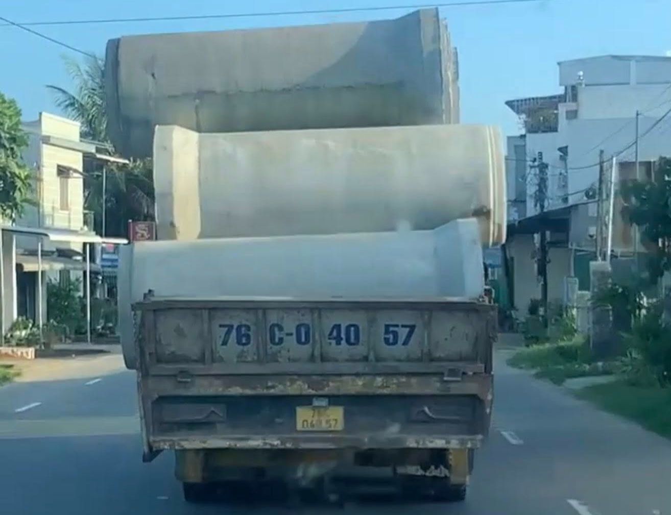 Chở nhiều bi cống khổ lớn không chằng buộc, tài xế bị phạt hàng chục triệu- Ảnh 2.