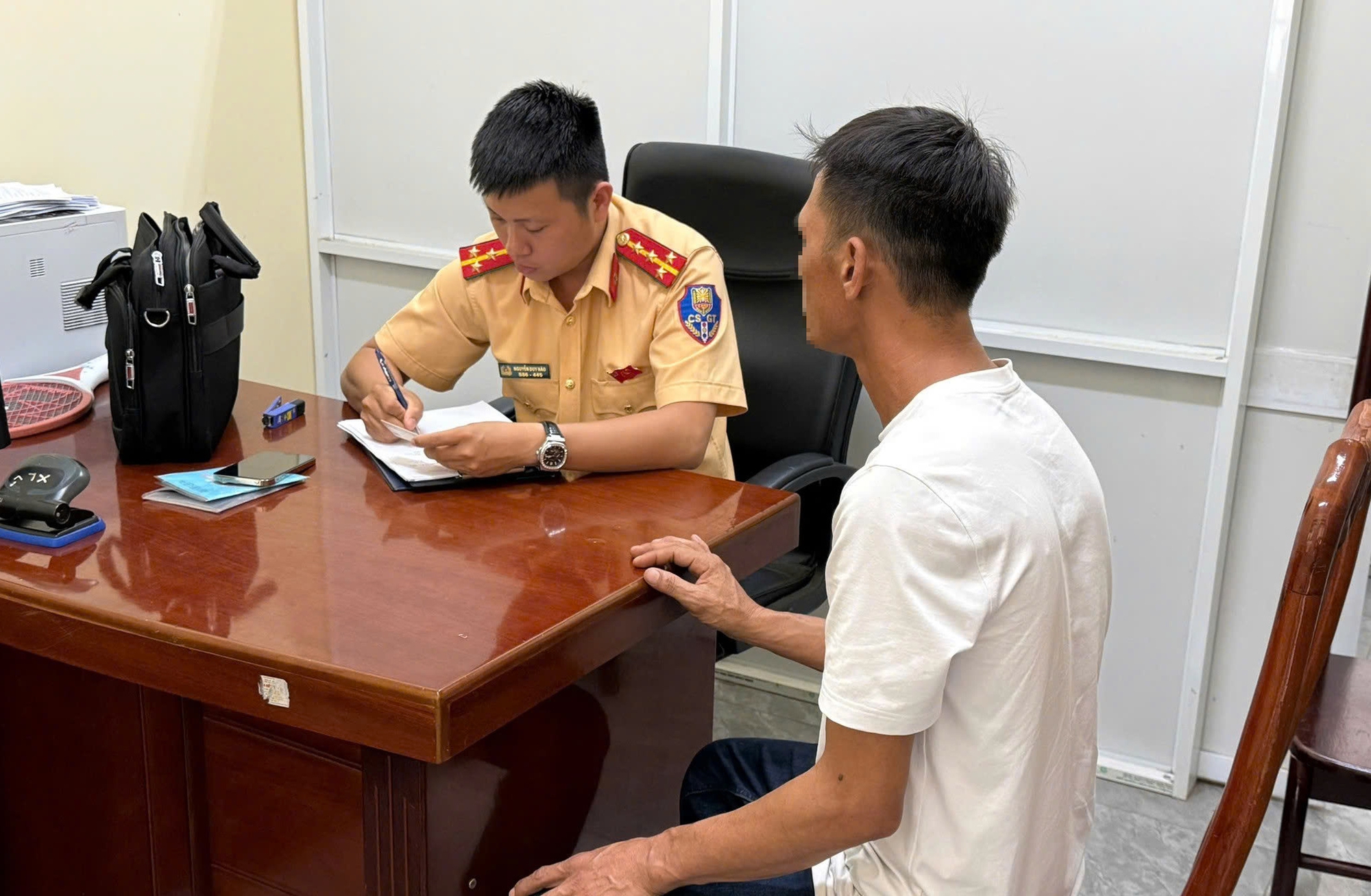 Tài xế xe bán tải gây tai nạn khiến 2 học sinh bị thương rồi bỏ trốn đã ra trình diện- Ảnh 1.
