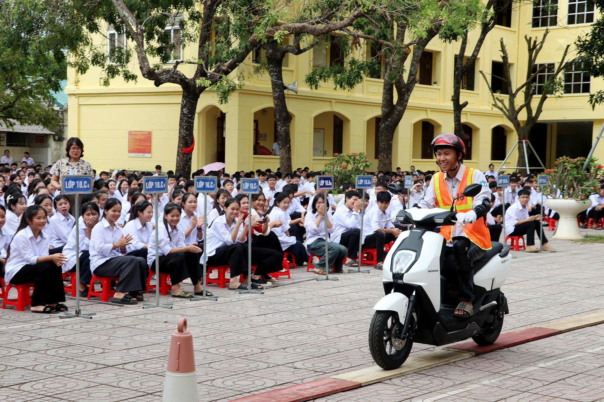 Tuyên truyền an toàn giao thông học đường: "Tốt phòng, hơn cố chống"- Ảnh 4.